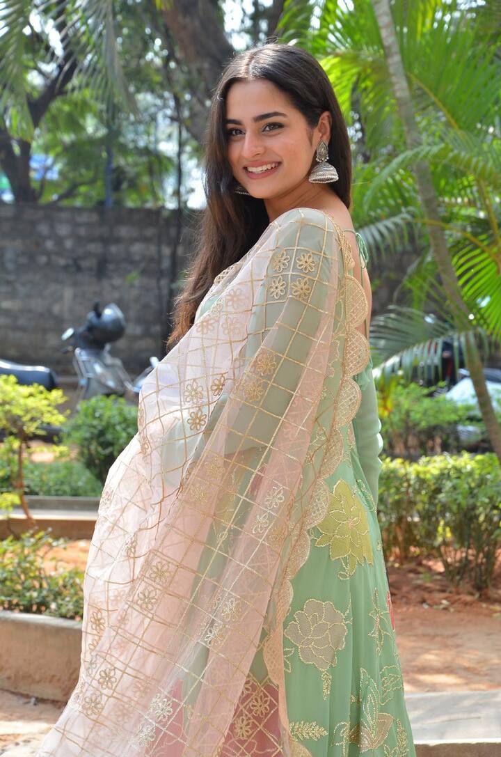 'ముఖచిత్రం' హీరోయిన్ ఆయేషా ఖాన్