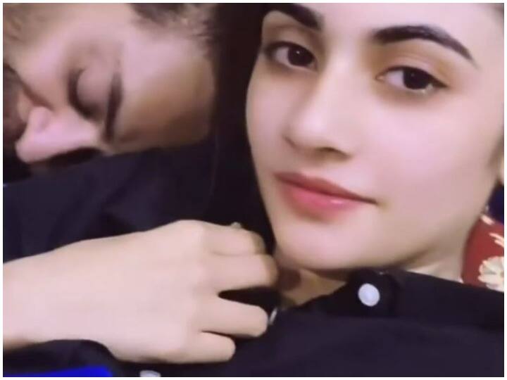 इसके साथ उन्होंने जानकारी दी है कि बीती रात काशी ने उन्हें दुल्हन बना दिया है जो कि उनकी जिंदगी में सबसे खास पल था उनके पति बचपन से ही उनके आदर्श रहे हैं.