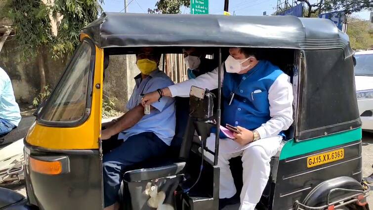 Gujarat Minister Rajendra Trivedi visit Valsad Registrar office in auto rickshaw , meet people Valsad : ગુજરાત સરકારના મંત્રી રાજેન્દ્ર ત્રિવેદી રીક્ષામાં બેસીને પહોંચ્યા રજિસ્ટ્રાર ઓફિસ, મચ્યો હડકંપ