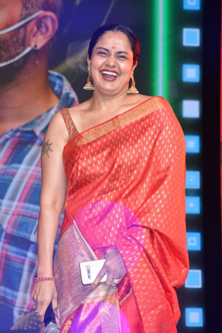 రెడ్ కలర్ శారీ, స్లీవ్ లెస్ బ్లౌజ్ వేసుకొని ఉన్న ఆమె ఫొటోలు ఇప్పుడు నెట్టింట్లో చక్కర్లు కొడుతున్నాయి.