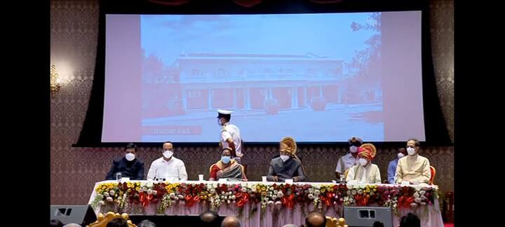 इंग्लंडचे राजे पंचम जॉर्ज व राणी मेरी यांच्या १९११ साली झालेल्या भारत भेटीच्या वेळी दरबार हॉल बांधण्यात आला होता.  त्याची वास्तू रचना तत्कालीन वास्तु रचनाकार जॉर्ज विटेट यांची होती.  