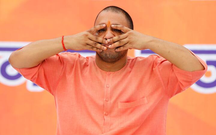 योगी आदित्यनाथ सुबह उठने के बाद नियमित तौर पर एक घंटे तक योग साधना करते हैं. योगा के बाद वह पूजा-पाठ करते हैं. बता दें कि योगी एक राजनेता के साथ ही संत भी हैं.