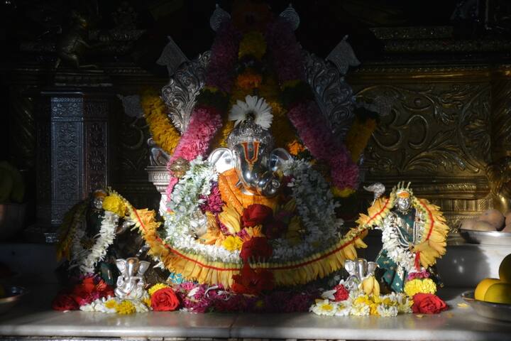 सकाळी ८ वाजून २५ मिनीटे ते ८ वाजून ३१ मिनिटांपर्यंत हा किरणोत्सव उपस्थितांना पाहता आला