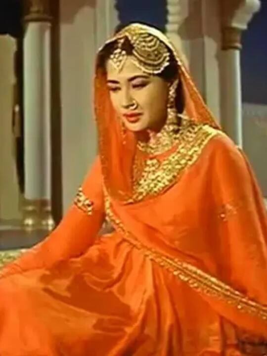 मीना कुमारी- सुपरस्टारडम हासिल करने और फिल्म निर्माता कमाल अमरोही से शादी करने के बाद भी मीना कुमारी (Meena Kumari) हमेशा अकेलेपन का शिकार रहीं. कहा जाता है कि मीना कुमारी ने जब 38 साल की उम्र दुनिया को अलविदा कहा तब उनके पास हॉस्पिटल के बिल चुकाने तक के लिए पैसे नहीं बचे थे.