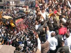 Udaipur News: चित्तौड़गढ़ में Surendra Singh Jadawat पर जेसीबी से बरसाए गए फूल, कोरोना प्रोटोकॉल की उड़ीं धज्जियां