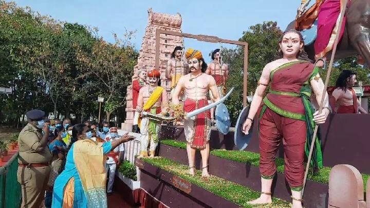 Velunachiyar statue procession at dharmapuri and police rally in dharmapuri வீரமங்கை வேலு நாச்சியார் அலங்கார ஊர்தி தருமபுரி வருகை - அதிகாரிகள் மலர் தூவி வரவேற்பு