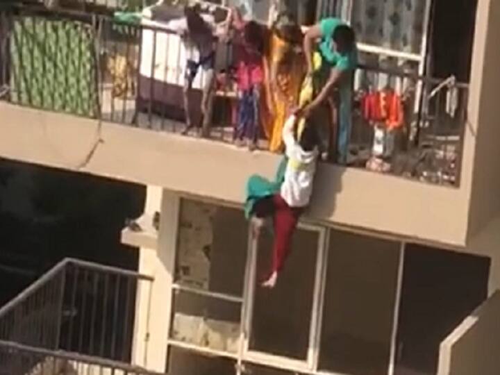 Mother hangs son from 10th floor balcony to fetch saree watch video in faridabad Watch video : சேலை முக்கியமா? உயிர்? 10-வது மாடியில் இருந்து மகனை தொங்கவிட்ட தாய்..