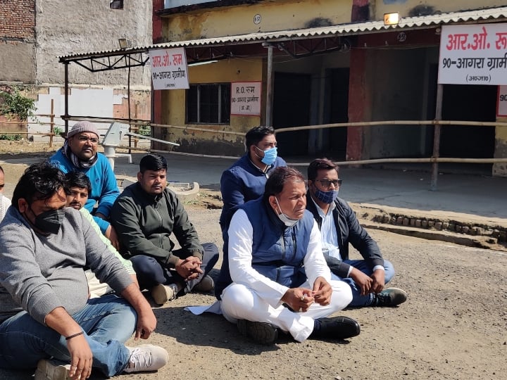 Agra News: कांग्रेस प्रत्याशी उपेन्द्र सिंह ने लगाया ईवीएम में धांधली का आरोप, स्ट्रॉन्ग रूम के बाहर दिया धरना Congress candidate Upendra Singh alleges EVM rigging in Agra ann Agra News: कांग्रेस प्रत्याशी उपेन्द्र सिंह ने लगाया ईवीएम में धांधली का आरोप, स्ट्रॉन्ग रूम के बाहर दिया धरना