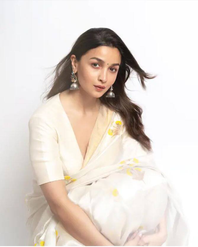गंगूबाई काठियावाडीच्या प्रमोशनसाठी आलिया भट्ट (Alia Bhatt White Saree) क्लासी साडी लूक ट्राय करताना दिसत आहे. तिनं प्रमोशनसाठी व्हाइट कलर फिक्स केला आहे. आलियाचा व्हाइट साडी लूक सर्वांच्याच पसंतीस पडताना दिसत आहे. (Photo Credit : @aliaabhatt/Instagram)