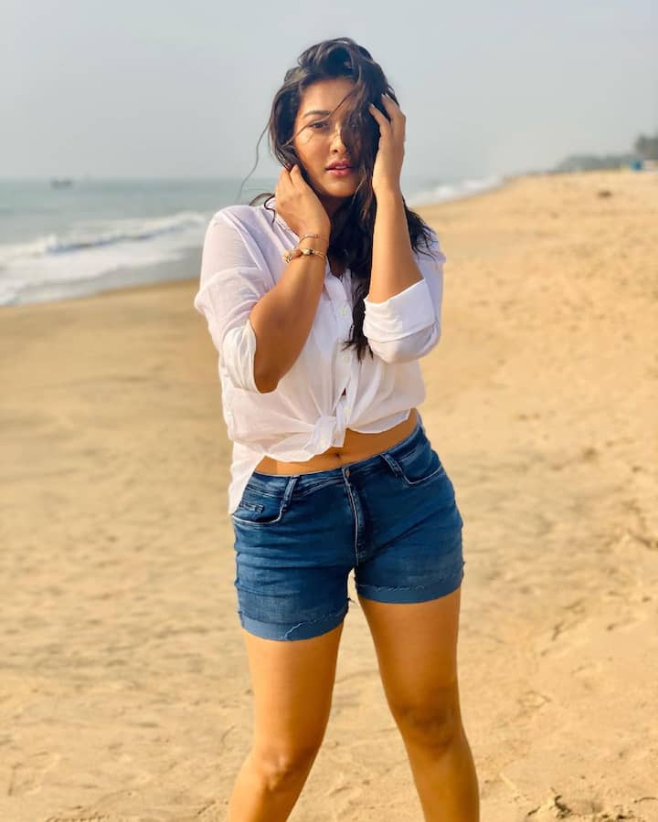 పూజా జవేరీ అందాల జాతర, చూపు తిప్పుకోవడం కష్టమే! - Image Credit: Pooja Jhaveri/Instagram