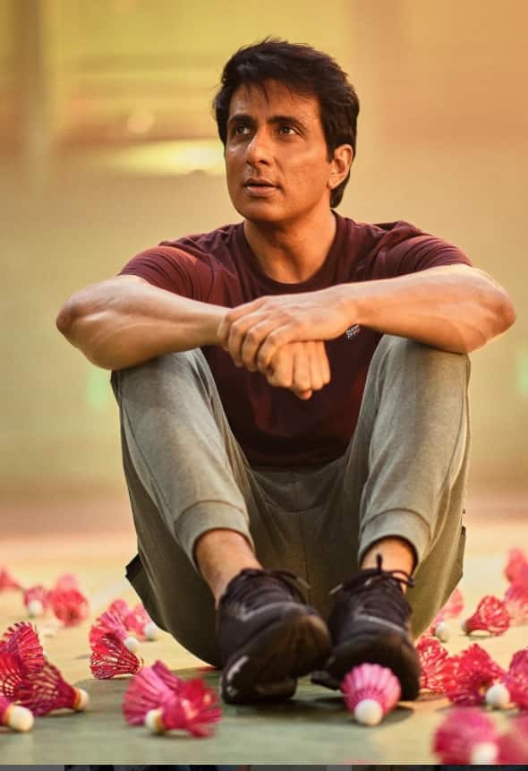काही दिवसांपूर्वीच या चित्रपटाचा टीझर प्रदर्शित झाला होता. टीझरमधील युद्धभूमीवर सज्ज असलेले योद्धे, पेटलेलं रणांगण आणि दमदार डायलॉगने प्रेक्षकाचे लक्ष वेधून घेतले होते.(Photo : @sonusood/IG)