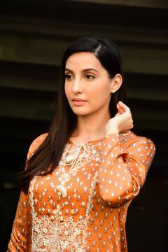 Nora Fatehi Ethnic Look: सूट पहनकर देसी गर्ल बनीं नोरा फतेही, खूबसूरत तस्वीरों पर फैंस लुटा रहे हैं प्यार