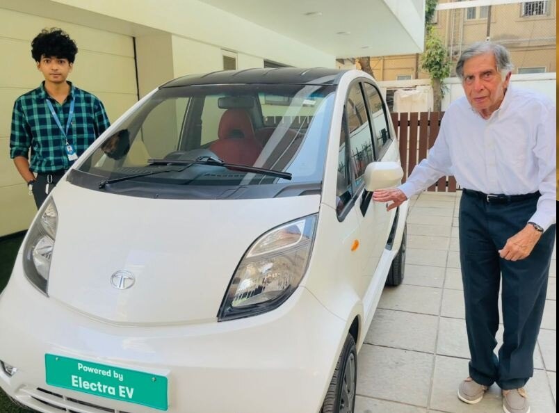 Ratan Tata Drives Nano: বিদ্যুৎ চালিত নতুন টাটা ন্যানো চালালেন স্বয়ং রতন টাটা