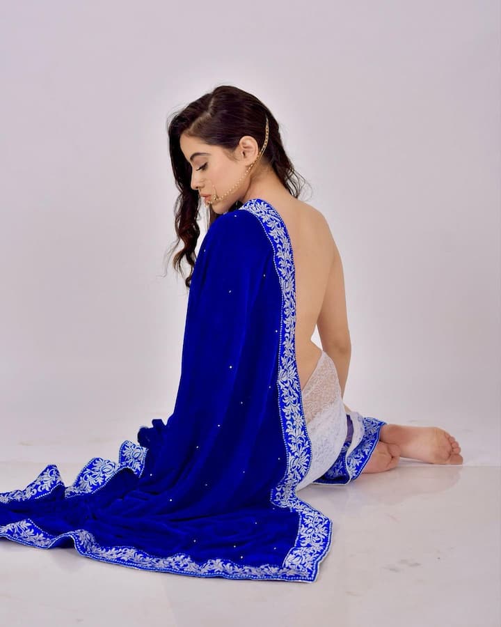 उर्फी ने इस बार बिना ब्लाउज के साड़ी पहनी है. उन्होंने इस तरह से साड़ी पहनें तस्वीरें शेयर की हैं. इन फोटोज में वह अपनी अदाएं दिखाती नजर आ रही हैं. (फोटो- सोशल मीडिया)