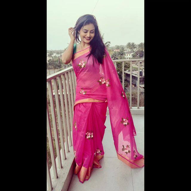 सोनाली अनेकदा साडीमध्ये दिसते; साडीत तीचं सौंदर्य खुलून दिसतं.  (photo:sonalipatil_official/ig)