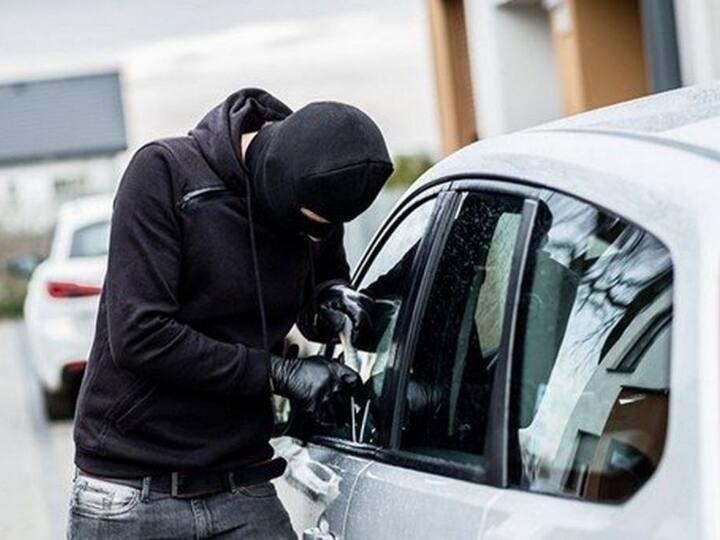 Police  arrested  selling self-driving cars gang Car Thieves :   సెల్ఫ్ డ్రైవ్ కార్లను రెంట్‌కు తీసుకుంటారు - అమ్మేస్తారు ! వాళ్ల బిజినెస్ ఇదే