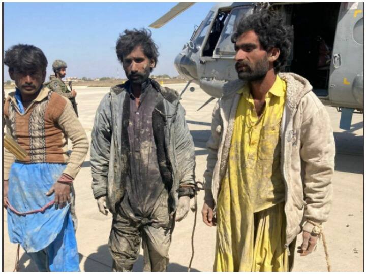 Gujarat: BSF arrested three Pakistani fishermen in the creek area near Kutch Gujarat: BSF ने कच्छ के पास क्रीक क्षेत्र में तीन पाकिस्तानी मछुआरों को किया गिरफ्तार, सर्च ऑपरेशन जारी
