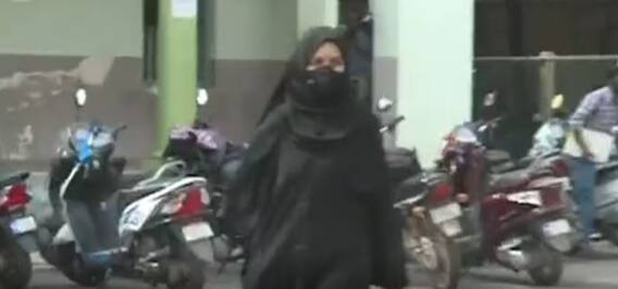 Viral Photos on Hijab: హిజాబ్ వివాదంపై ఓ యువతి ఫొటోలు వైరల్ | Karnataka | ABP Desam