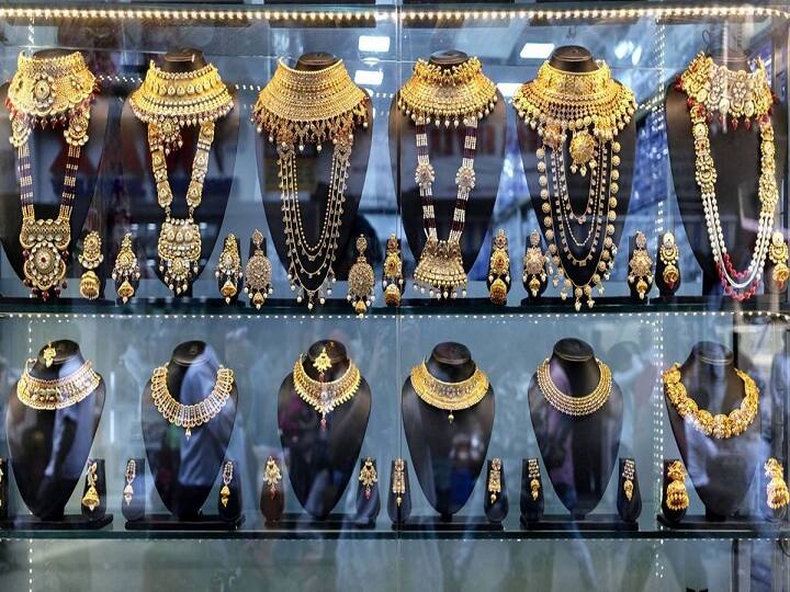 Gold price today delhi on 11 february 2022 gold rate sone ka bhav sone ka rate Gold Rate: गोल्ड ज्वैलरी खरीदने से पहले चेक करें रेट्स, चांदी भी हुआ 629 रुपये सस्ती