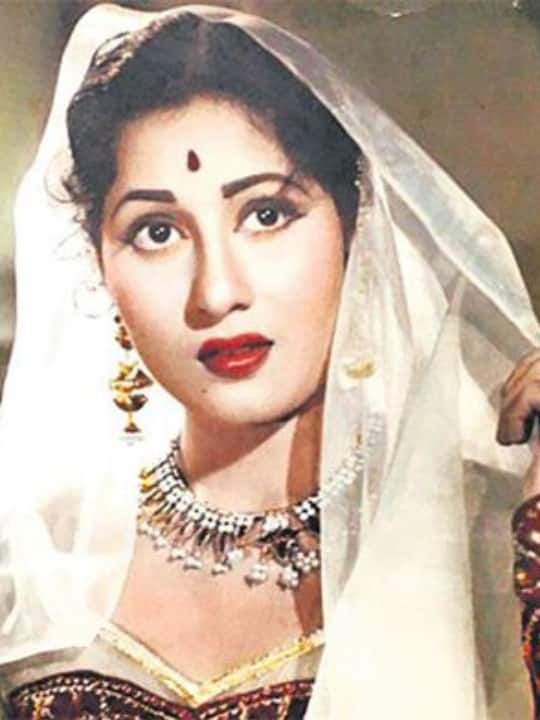 मधुबाला- करोड़ों दिलों पर राज करने वाली मधुबाला (Madhubala) के जन्म से ही दिल में छेद था. उनकी बीमारियों ने इस कदर उन्हें जकड़ लिया था कि नौ सालों तक वह बिस्तर पर ही पड़ी रहीं. अपने जीवन के आखिरी समय में वह बेहद अकेले पड़ गई थी. उस वक्त बेहद कम लोग ही उनका हाल चाल लेने जाते थे. 23 फरवरी 1969 को दिल की बीमारी की वजह से महज 36 साल की उम्र में उन्होंने दुनिया को अलविदा कह दिया था.