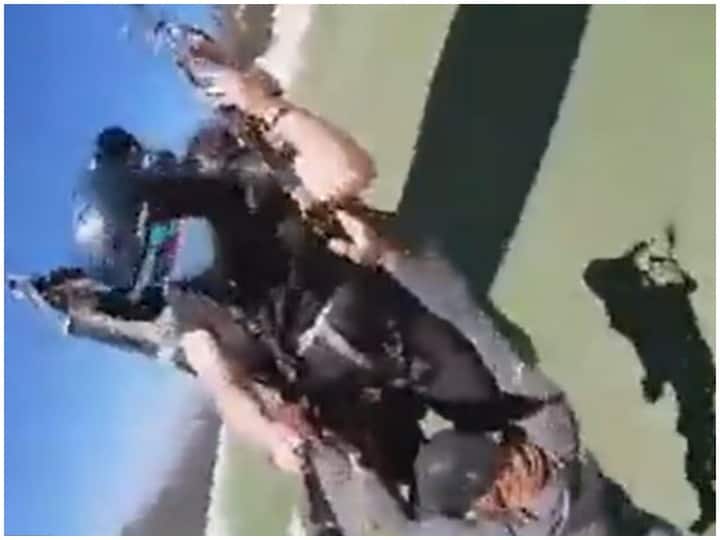 Man hanging on the paraglider in the air without a harness paraglider Shocking Video paraglider Amazing Video Watch: बिना हारनेस के हवा में पैराग्लाइडर पर लटका शख्स, रोंगटे खड़े कर देगा वीडियो