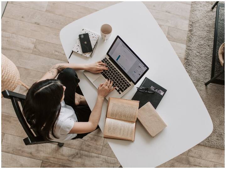 राजस्थान कर्मचारी चयन बोर्ड ने कंप्यूटर अनुदेशकों के दस हजार से ऊपर पदों योग्य उम्मीदवारों से आवेदन मांगे हैं. इन पदों पर भर्ती 08 फरवरी से चल रही है. अगर आप भी इच्छुक हों तो समय रहते इन पदों के लिए अप्लाई कर दें. इसके लिए आपको आरएसएमएसएसबी की आधिकारिक वेबसाइट पर जाना होगा, जिसका पता है - rsmssb.rajasthan.gov.in इस रिक्रूटमेंट ड्राइव के माध्यम से बेसिक कंप्यूटर इंस्ट्रक्टर और सीनियर कंप्यूटर इंस्ट्रक्टर के पद भरे जाएंगे.