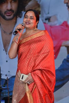 Actress Pragathi: రెడ్ కలర్ శారీ-స్లీవ్ లెస్ బ్లౌజ్, నటి ప్రగతి లేటెస్ట్ ఫొటోలు