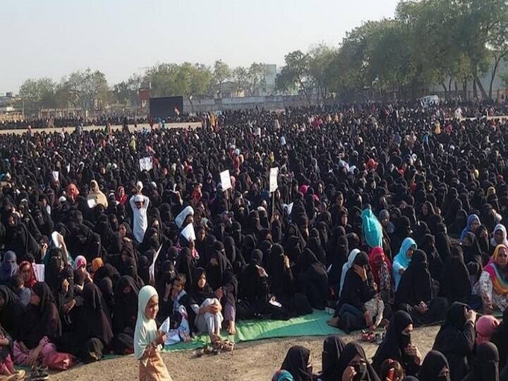 Maharashtra Hijab Protest muslims organisations Hijab day Police case Notice Karnataka Hijab row Maharashtra Hijab Protest: महाराष्ट्र में भी दिखा हिजाब विवाद का असर, मनाया गया हिजाब डे - आयोजकों पर मामला दर्ज