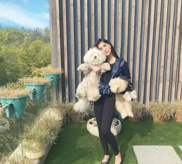 ਪੰਜਾਬ ਕਾਂਗਰਸ ਪ੍ਰਧਾਨ ਨਵਜੋਤ ਸਿੰਘ ਸਿੱਧੂ ਦੀ ਬੇਟੀ ਰਾਬੀਆ ਸਿੱਧੂ ਸੋਸ਼ਲ ਮੀਡੀਆ 'ਤੇ ਕਾਫੀ ਮਸ਼ਹੂਰ ਹੈ। ਰਾਬੀਆ ਇੱਕ ਪੇਸ਼ੇਵਰ ਫੈਸ਼ਨ ਡਿਜ਼ਾਈਨਰ ਹੈ। ਪਰ ਉਸ ਦੀ ਖੂਬਸੂਰਤੀ ਕਿਸੇ ਅਦਾਕਾਰਾ ਤੋਂ ਘੱਟ ਨਹੀਂ ਹੈ।