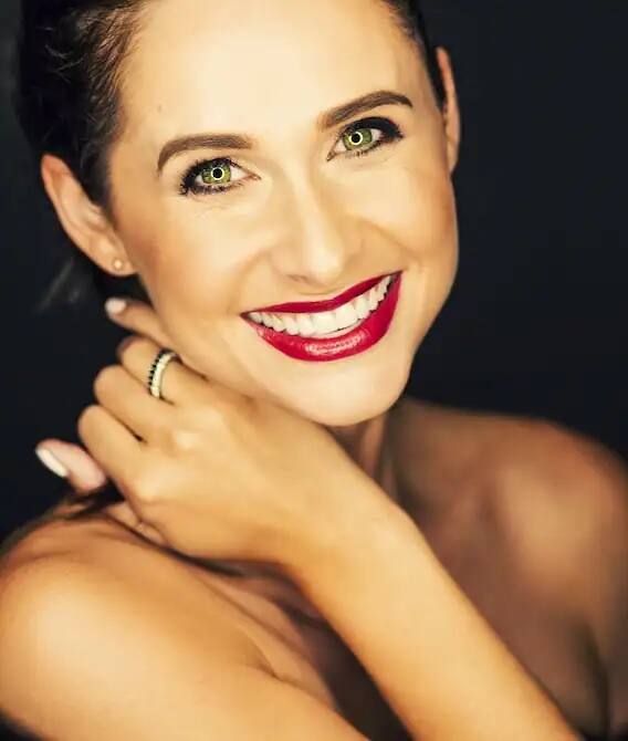 দক্ষিণ আফ্রিকার বেলা বেলা শহরে এবিডি ও ড্যানিয়েলে বিয়ে করেন ২০১৩ সালের ৩০ মার্চ।