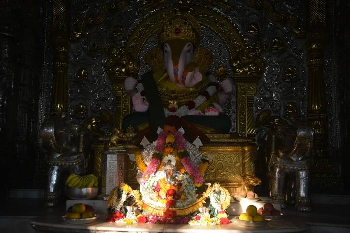बाप्पाच्या उत्सवमूर्तीसमोर असलेल्या चांदीच्या मूर्तीवर सूर्यकिरणे पडली होती. त्यासोबतच देवी सिद्धी व देवी बुद्धी यांच्या चांदीच्या मूर्तींना देखील सूर्यकिरणांनी स्पर्श केला.