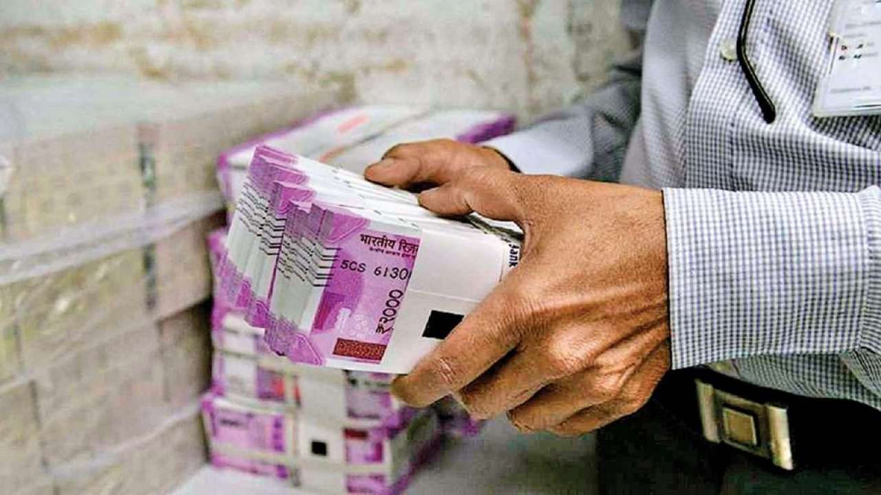 इसके अलावा अगर हम लेवल-14 (पे-स्केल) के लिए कैलकुलेशन की जाएगी तो एक कर्मचारी के हाथ में DA एरियर का 1,44,200 रुपये से 2,18,200 रुपये का भुगतान किया जाएगा.