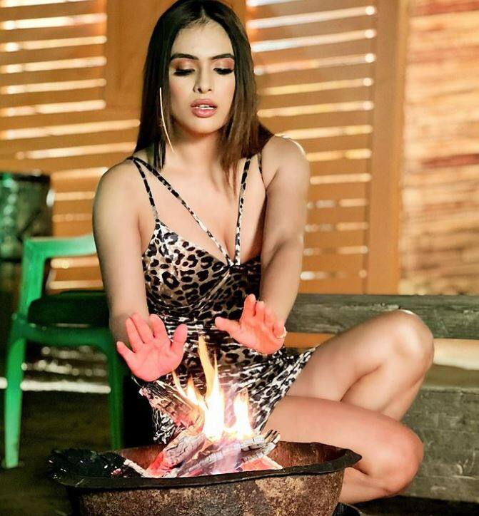 એક્ટ્રેસ નેહા મલિક અલગ અલગ અંદાજમાં પોઝ આપતી જોવા મળી હતી. એક્ટેસની આ તસવીરો વાયરલ થઈ રહી છે.