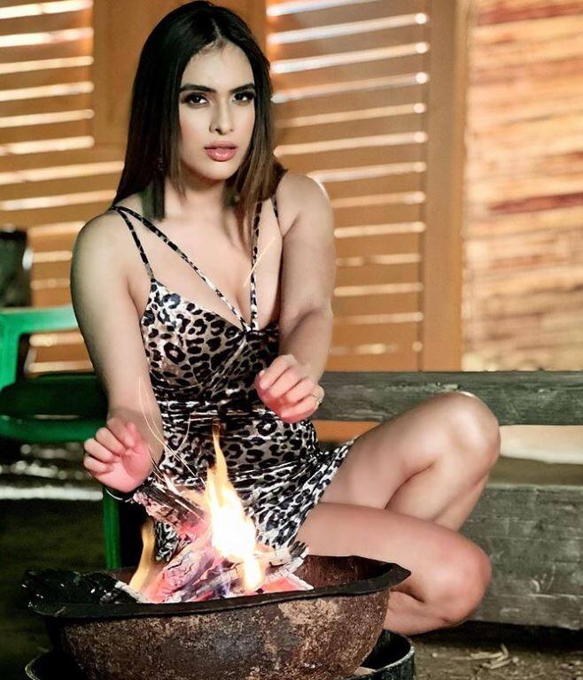 એક્ટ્રેસે પોતાની બોલ્ડ અને હોટ તસવીરોને લઈ ચર્ચામાં રહે છે. નેહાની તસવીરો સોશિયલ મીડિયામાં ખૂબ જ વાયરલ થાય છે. એક્ટ્રેસે હાલમાં જ પોતાના ઈન્સ્ટાગ્રામ પર હોટ અને બોલ્ડ તસવીરો શેર કરી છે.