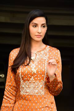 Nora Fatehi Ethnic Look: सूट पहनकर देसी गर्ल बनीं नोरा फतेही, खूबसूरत तस्वीरों पर फैंस लुटा रहे हैं प्यार
