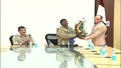 Bhuban Badyakar Felicitated: ভবানী ভবনে ‘কাঁচা বাদাম’ খ্যাত ভুবন বাদ্যকর, রাজ্য পুলিশের কাছ থেকে সম্বর্ধনা পেলেন