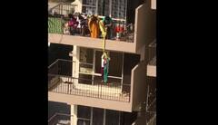 ਸਾੜ੍ਹੀ ਲਿਆਉਣ ਲਈ ਮਾਂ ਨੇ ਬੇਟੇ ਨੂੰ 10ਵੀਂ ਮੰਜ਼ਿਲ ਦੀ ਬਾਲਕੋਨੀ ਤੋਂ ਬੈੱਡਸ਼ੀਟ ਨਾਲ ਲਟਕਾਇਆ