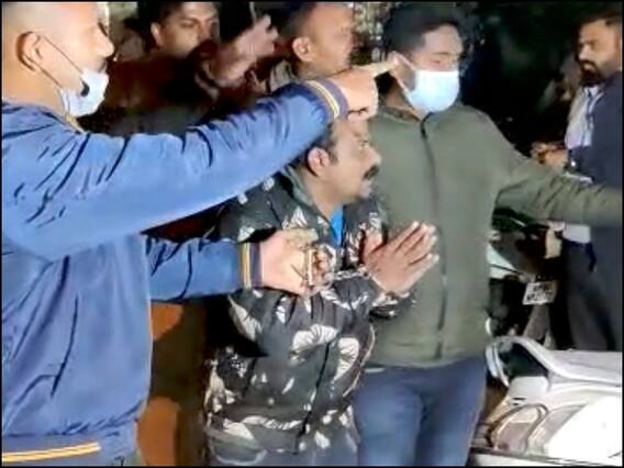 Indore: ‘गुंडागर्दी पाप है, पुलिस हमारी बाप है’, पुलिस ने बदमाश की निकाली जुलूस, लोगों के सामने मंगवाई माफी Indore: ‘गुंडागर्दी पाप है, पुलिस हमारी बाप है’, पुलिस ने बदमाश की निकाली जुलूस, लोगों के सामने मंगवाई माफी