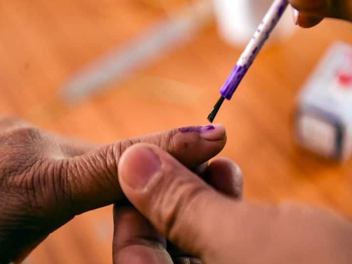 The second phase of polling in Manipur today, with 92 candidates in the fray for 22 seats Manipur Election : मणिपूरमध्ये आज मतदानाचा दुसरा टप्पा, 22 जागांसाठी 92 उमेदवार निवडणुकीच्या रिंगणात