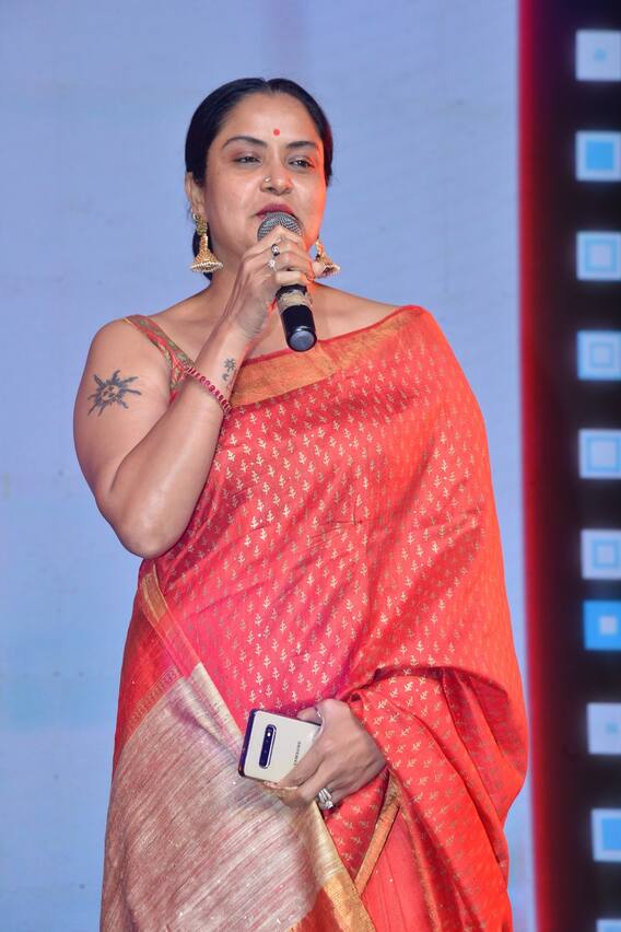 Actress Pragathi: రెడ్ కలర్ శారీ-స్లీవ్ లెస్ బ్లౌజ్, నటి ప్రగతి లేటెస్ట్ ఫొటోలు