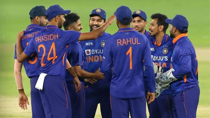India vs West Indies India Predicted 11 1st T20 Rohit expected prefer Siraj over veteran pacer know expected team IND vs WI, T20 Predicted 11: విండీస్‌తో తొలి టీ20 - 6వ స్థానానికి ఇద్దరి మధ్య విపరీతమైన పోటీ!