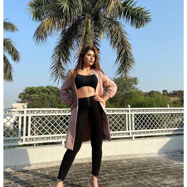 पंजाब कांग्रेस के अध्यक्ष नवजोत सिंह सिद्धू की बेटी राबिया सिद्धू सोशल मीडिया पर काफी फेमस हैं. राबिया एक प्रोफेशनल फैशन डिजाइनर है. लेकिन उनकी खूबसूरती किसी एक्ट्रेस से कम नहीं हैं.