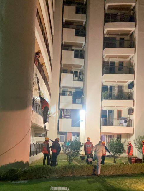 अधिकारियों ने बताया कि एलिवेटेड प्लेटफॉर्म के साथ अर्थ मूविंग यानी मलबा हटाने वाली मशीन और एक दमकल वाहन तैनात किया गया था. वहीं उपायुक्त निशांत यादव ने कहा कि घटना में एक व्यक्ति की मौत हो गई है. वहीं मलबे में दबे एक व्यक्ति को बचाने के प्रयास जारी है जो बेहोश है. उन्होंने कहा कि वहां एक महिला के भी फंसे होने की आशंका है.