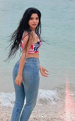 Divya Bharathi pics: அயல் நாட்டு கொடி டிரஸ் போட்டு பீச்சில் தாறுமாறான போஸ் கொடுத்த திவ்ய பாரதி..!