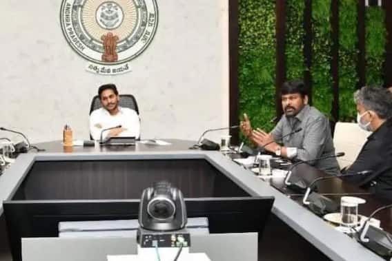 Chiranjeevi : చిరంజీవి ఎందుకలా చేశారు ? ఫ్యాన్స్ ఎందుకు రెండుగా చీలిపోయారు ? Chiranjeevi : చిరంజీవి ఎందుకలా చేశారు ? ఫ్యాన్స్ ఎందుకు రెండుగా చీలిపోయారు ?