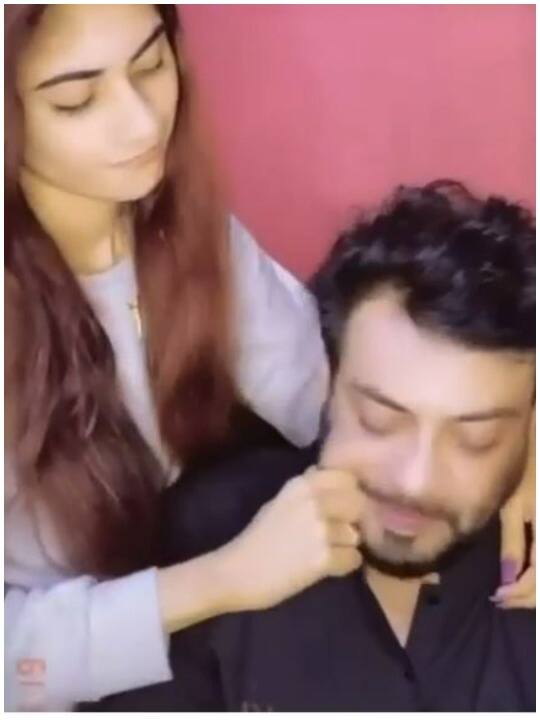 फिलहाल इसमें भी सबसे ज्यादा चौंकाने वाली बात यह है कि डॉ आमिर लियाकत ने 49 साल की उम्र में 18 वर्षीय सईदा दानिया शाह (Syeda Dania Shah) से शादी रचाई है.