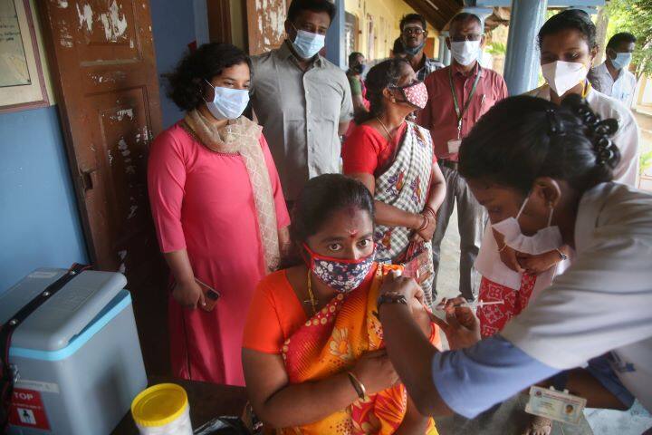 Covid-19 update in India registers 3993 new coronavirus cases and 108 deaths in last 24 hours Active cases less than 50 thousand देश में कोरोना के एक्टिव केस हुए 50,000 से कम, पिछले 24 घंटे में 3,993 नए केस के साथ 108 लोगों की हुई मौत
