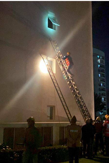 बताया जा रहा है इमारत की छठी मंजिल के अपार्टमेंट के लिविंग रूम का फर्श सबसे पहले नीचे गिरा था. इसके बाद नीचे की छतें और फर्श धड़ाधड़ नीचे गिर गए.