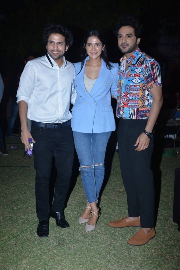 యంగ్ హీరో సిద్ధు జొన్నలగడ్డ నటిస్తున్న లేటెస్ట్ సినిమా 'డీజే టిల్లు'. 'అట్లుంటది మనతోని' అనేది సినిమా ట్యాగ్ లైన్. నేహా శెట్టి హీరోయిన్ గా నటిస్తోన్న ఈ సినిమాను విమల్ కృష్ణ డైరెక్ట్ చేశారు.