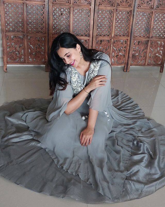 सईने या चित्रपटात कपिलच्या पत्नीची भूमिका साकारली होती.  (all photo: sailokur/ig)
